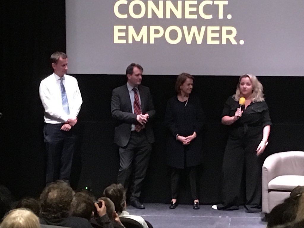 farnhamherald's tweet photo. More pics of @Jeremy_Hunt at tonight’s incredibly moving performance of Nazanin’s Story at @BarbicanCentre #London.
#OneDayofFreedom #Thefutureisours #freenazanin #gabriella @FreeNazanin @FarnhamAmnesty @amnesty #Farnham @AmnestyUK https://t.co/o8XbB8qVkC https://t.co/Ehi0Ll3wrU