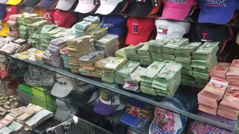ConElMazoDando's tweet photo. ¡Mano dura! GNB incautó miles de billetes de diferentes naciones (+ 4 detenidos) https://t.co/TxJF7aTlV1 https://t.co/DrcX0DJ3GF