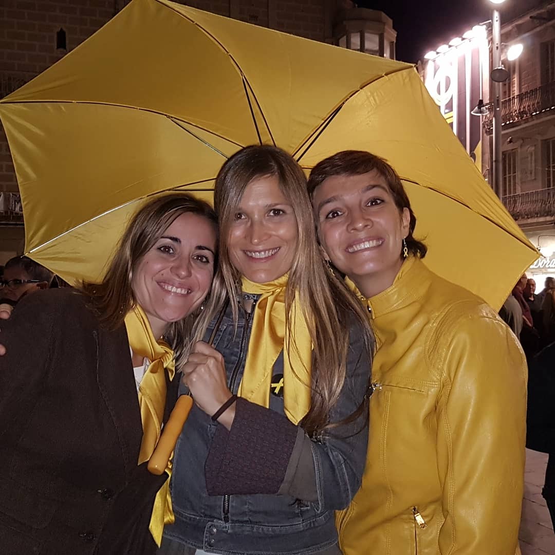 #OcellsLlibertat 3
Avui hem cantat a la concentració de Badalona l'arranjament que el Xavier Sans ens ha escrit del Cant dels Ocells. 🎶
Allà ens hem trobat a Oriol Genís Que ha llegit el manifest. 😊