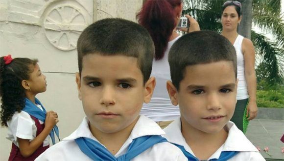26deLasTunas's tweet photo. #LasTunas> La foto del día: Dos #rostros, #hermanos una misma #emoción #80ct 
@cubadebate @EmbacubaP @CarlosO28859673 @Guajiritasoy @FJoseMarti @LaZucel @24marlys @GretelTv @AdelanteCuba @glendaboza @Maril56 @Marlencuty @Irishernndez @istvanojeda 🔗⏩https://t.co/4hJWIxOpIb https://t.co/sVMs8fKhiH