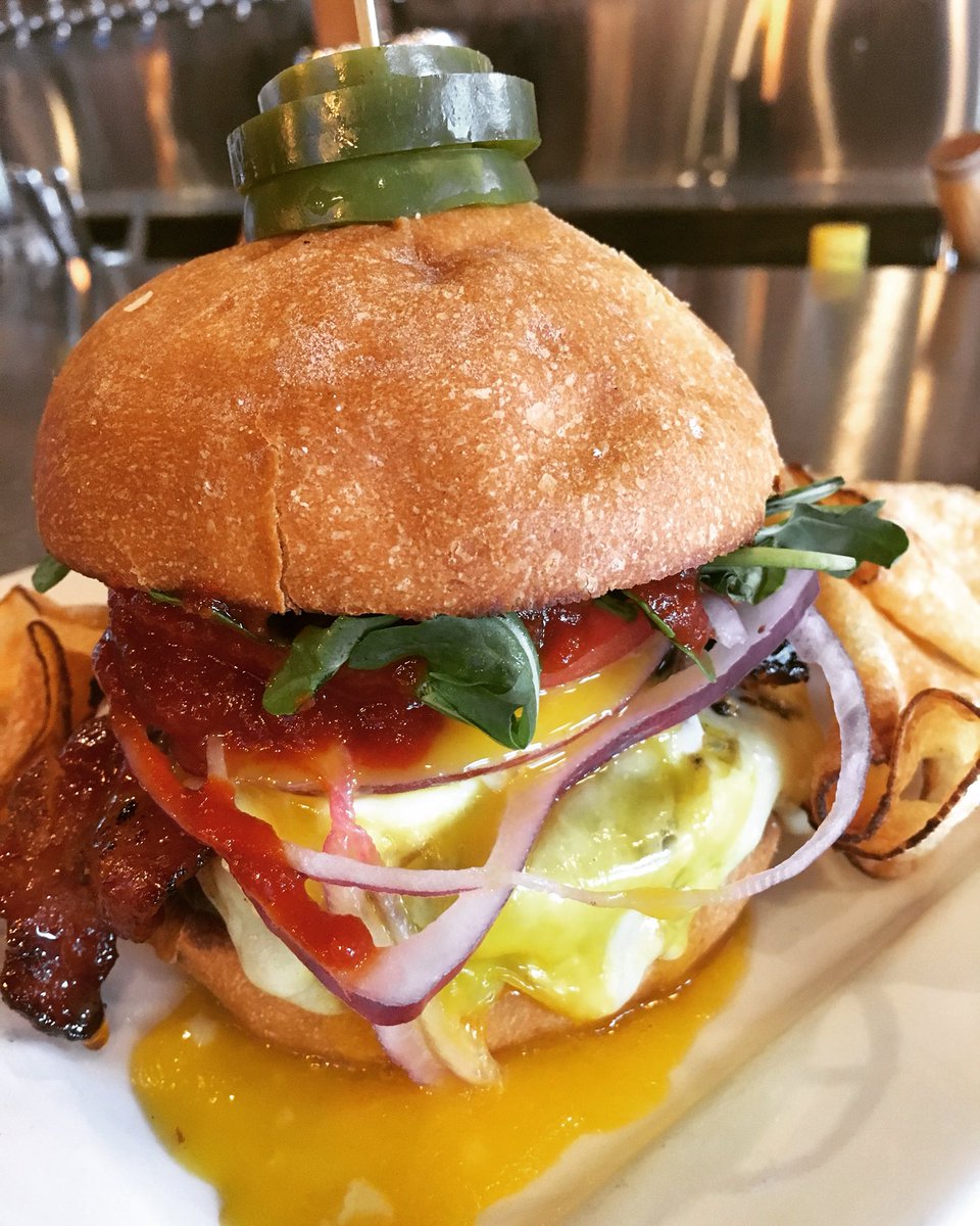 The_Half_Pint's tweet photo. ⚠️ BURGER OF THE WEEK ⚠️
☠️ The BLOODY Breakfast Burger ☠️
Our signature beef patty + House made spicy ketchup + sriracha maple thick cut bacon + fried egg + arugula + onion + tomato + white cheddar cheese
#EveryDayImBrunchin #ChefCreation #SpecialOfTheWeek #BurgerBeerBrunch https://t.co/zu9wzx36sL