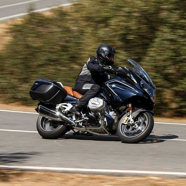 DosRodes's tweet photo. Os dejamos algunas imágenes de la nueva BMW Motorrad R 1250 RT, la Tour que se renueva para seguir siendo la moto referencia de los más viajeros
#MakeLifeARide #DosRodes #BMW #motos #BMWRiders @bmwmotorradesp @BMWGroupPrensa https://t.co/P5EDqj12Hk