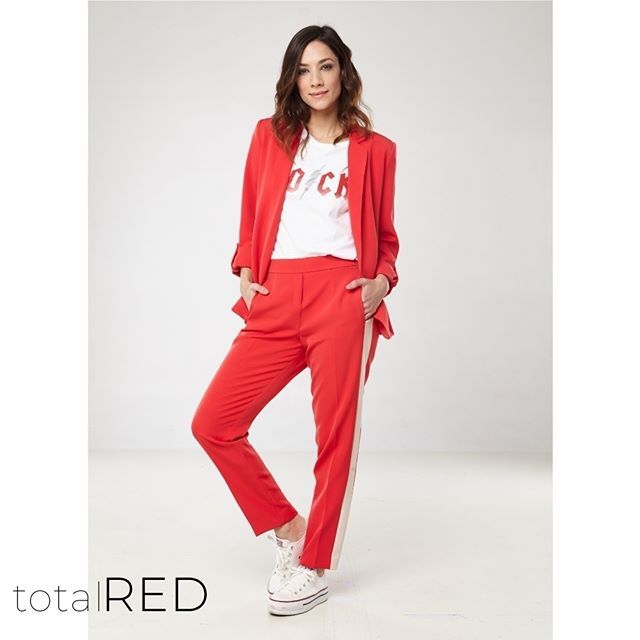 Formas de llevar total RED LOOKS:

Sporty Chic 💫 si tu estilo es Cómodo y relajado esta #tendencia es para vos.  #moda #instamoda #julienWear #womenfashion ift.tt/2zZRHgZ