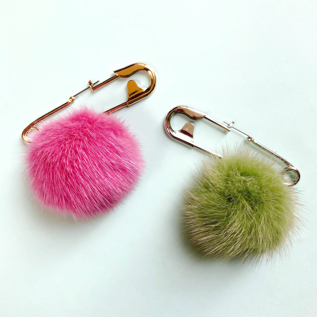 aokimusubi's tweet photo. 【POP UP SHOP 明日スタート】
新作ファーピアスは阪急うめだ本店先行販売になります。セミオーダーも承りますが、ファーの在庫が無くなり次第終了となります。
阪急うめだ本店
10月10日(水)ー10月23日(火)
1F アクセサリー売り場
06-6361-1381
#throwakiss #スローアキッス
#阪急うめだ本店 https://t.co/Lpj8V5qBwm