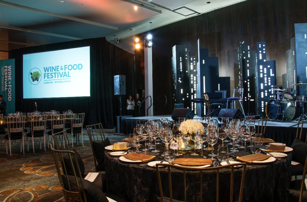 La 10ª edición de <a href="/WineFoodMX/">Wine & Food Festival</a> se llevará a cabo del 31 de octubre al 11 de noviembre de 2018, reuniendo a los mejores chefs y sommeliers de México y el mundo en diferentes destinos del Caribe Mexicano como Tulum, Isla Mujeres, Cancún y Playa del Carmen #ExquisiteMoments
 #WFF10th