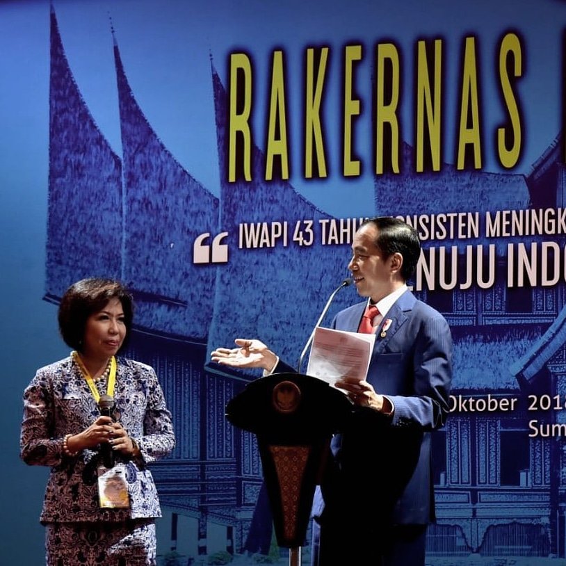 jokowi's tweet image. Bertemu Ibu Leni di arena Rakernas IWAPI di Padang, kemarin. Ia mengekspor produk spa untuk perempuan ke Nigeria, Kamerun, Ghana, Korea dan Filipina.

Jadi, ekspor itu tidak melulu ke Amerika, Eropa, Jepang. Pasar-pasar lain di Asia Afrika terbentang sangat luas.