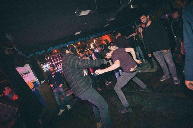fuxkingfiesta's tweet photo. ⚡️ESTE SÁBADO ⚡️ EN @barloreto VUELVE LA FUXKING FIESTA CON BANDA INVITADA DE LUJO DESDE NEW YORK @gordonraphael 🕺⚡️LA BANDA DEL PRODUCTOR DE@LOS STROKES PREVENTAS 3 mil link en bio 🤘🏻😈⚡️****************************************************************************************… https://t.co/i4LslWzlYA
