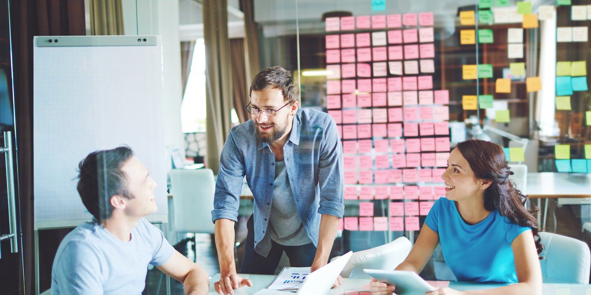 Ищем офис менеджера. Требуется на работу менеджер по продажам. Дизайнер рекламы. Рекламное агентство фото. Менеджер по продажам рекламы.