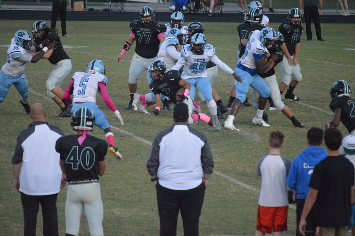 TheQBMechanic's tweet image. @class_sebastian slashes downfield with @20DRich03 leading the way.