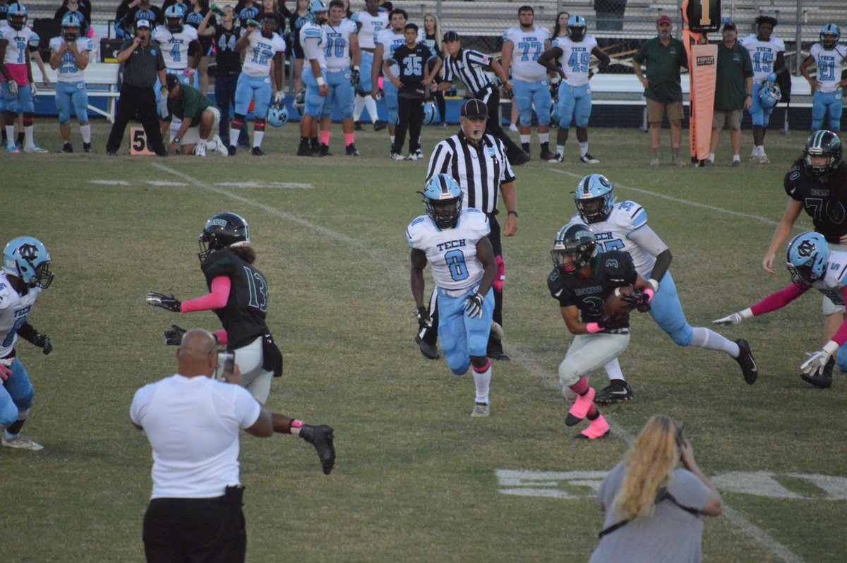 TheQBMechanic's tweet image. @class_sebastian slashes downfield with @20DRich03 leading the way.