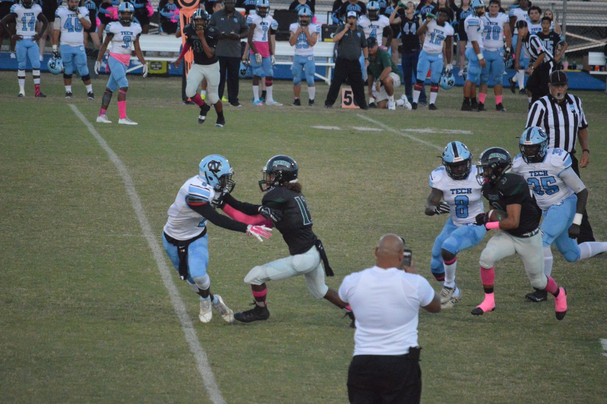 TheQBMechanic's tweet image. @class_sebastian slashes downfield with @20DRich03 leading the way.