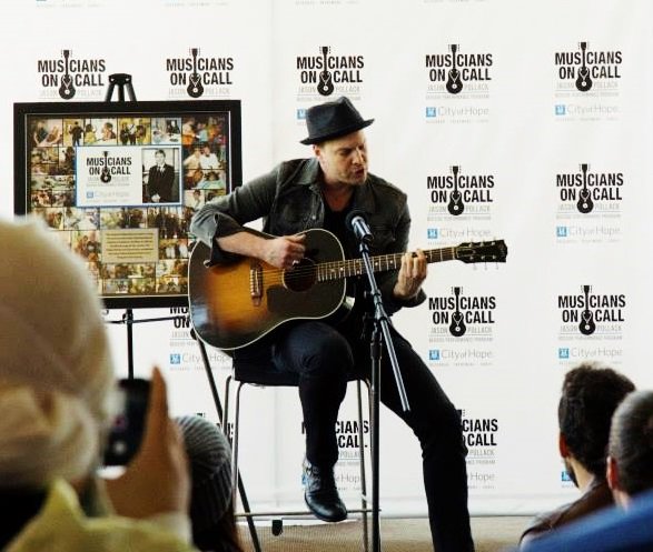 mad4hatter13's tweet image. The healing power of music. @GavinDeGraw #beautifulhuman
📷: Musicians On Call