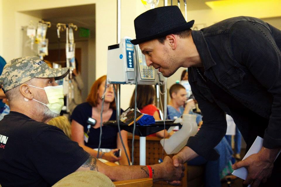 mad4hatter13's tweet image. The healing power of music. @GavinDeGraw #beautifulhuman
📷: Musicians On Call