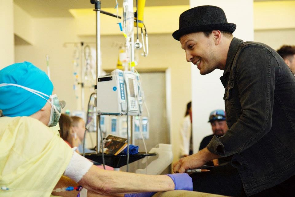 mad4hatter13's tweet image. The healing power of music. @GavinDeGraw #beautifulhuman
📷: Musicians On Call