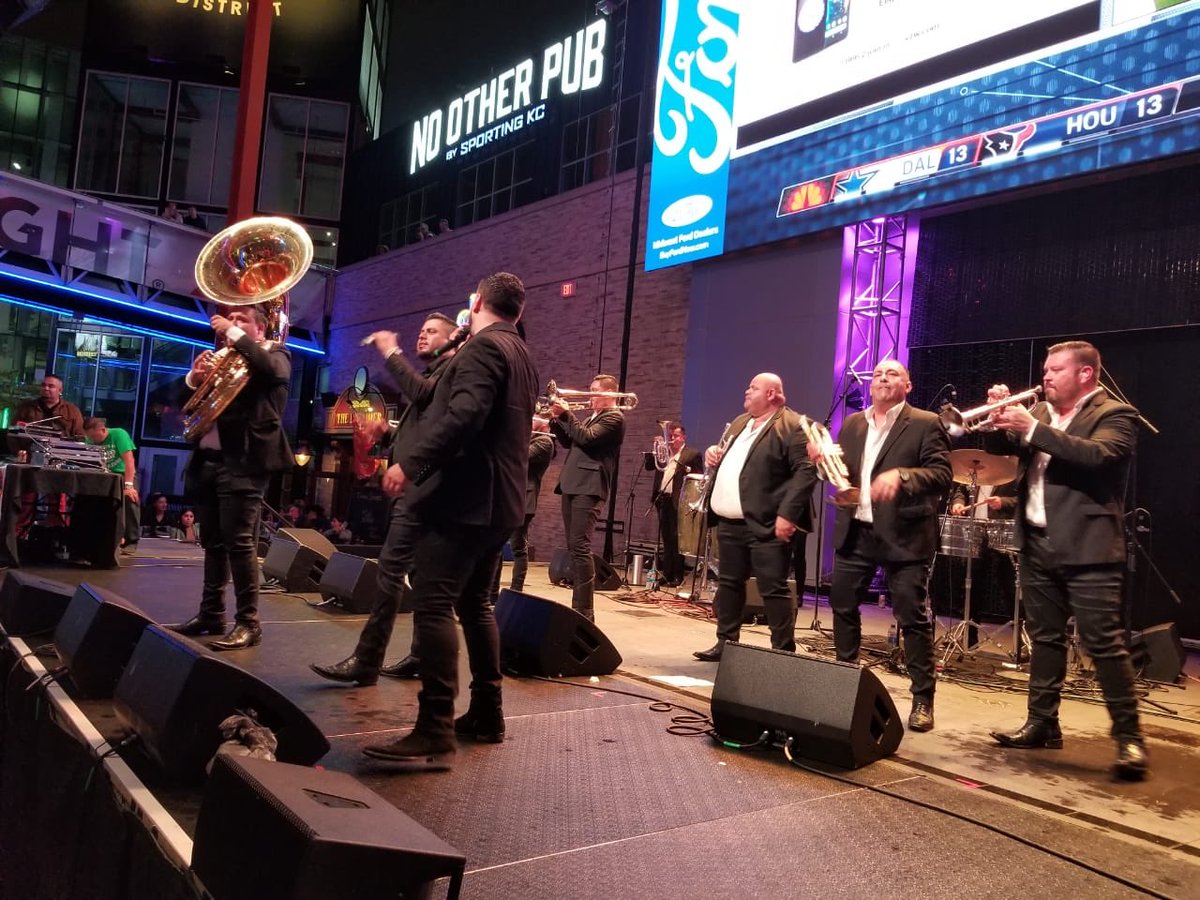 Apodaca Booking (@apodacabooking) on Twitter photo Se puso excelente La Fiesta en <a href="/KansasCityLive/">KansasCityLive</a> con <a href="/LorenzoMendezz/">Lorenzo Mendez</a> y La Original Banda Limon ...
#ApodacaBooking Se puso excelente La Fiesta en <a href="/KansasCityLive/">KansasCityLive</a> con <a href="/LorenzoMendezz/">Lorenzo Mendez</a> y La Original Banda Limon ...
#ApodacaBooking