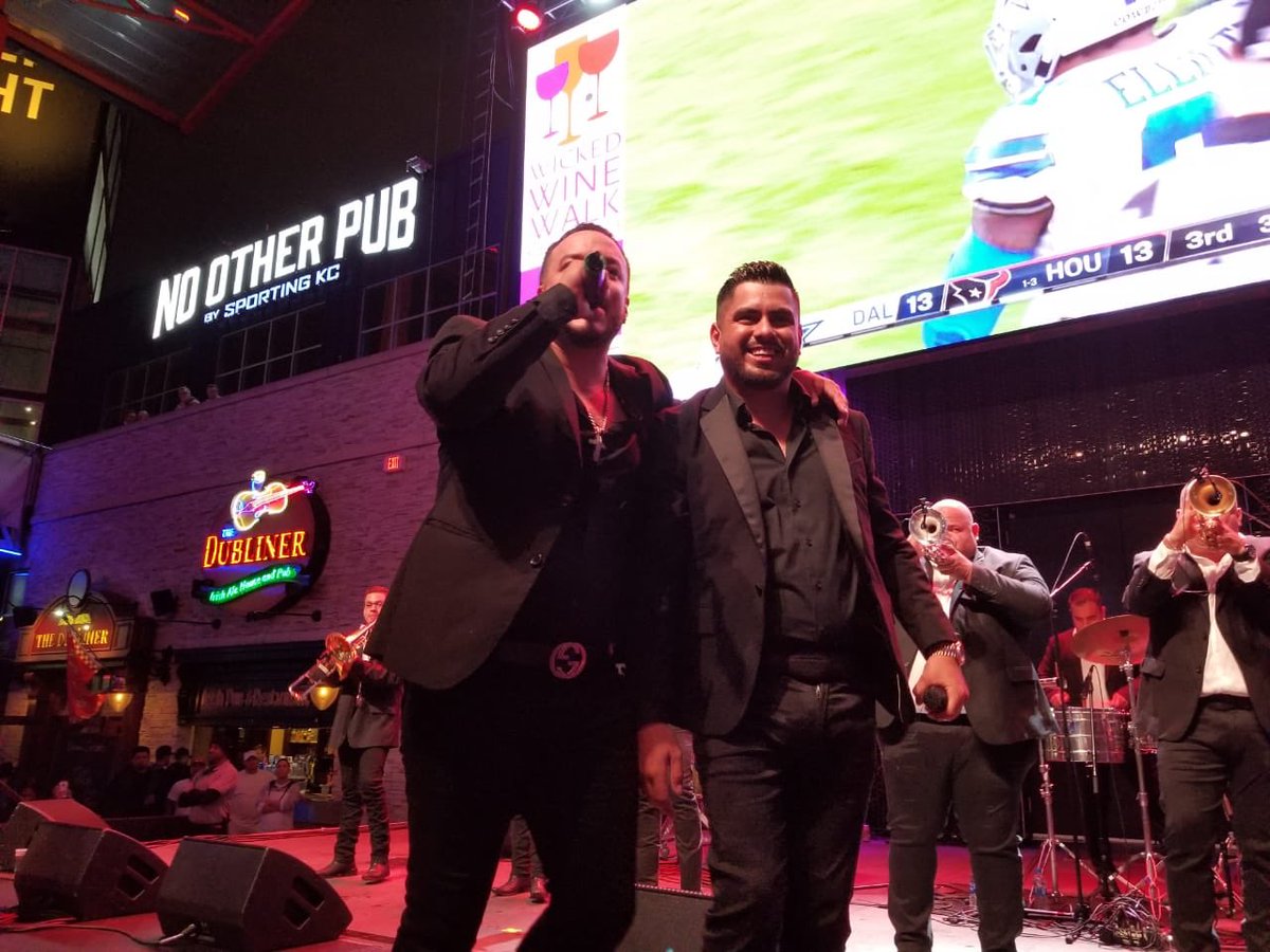 ApodacaBooking's tweet photo. Se puso excelente La Fiesta en @KansasCityLive con @LorenzoMendezz y La Original Banda Limon ...
#ApodacaBooking https://t.co/5lv1qoa6Vw