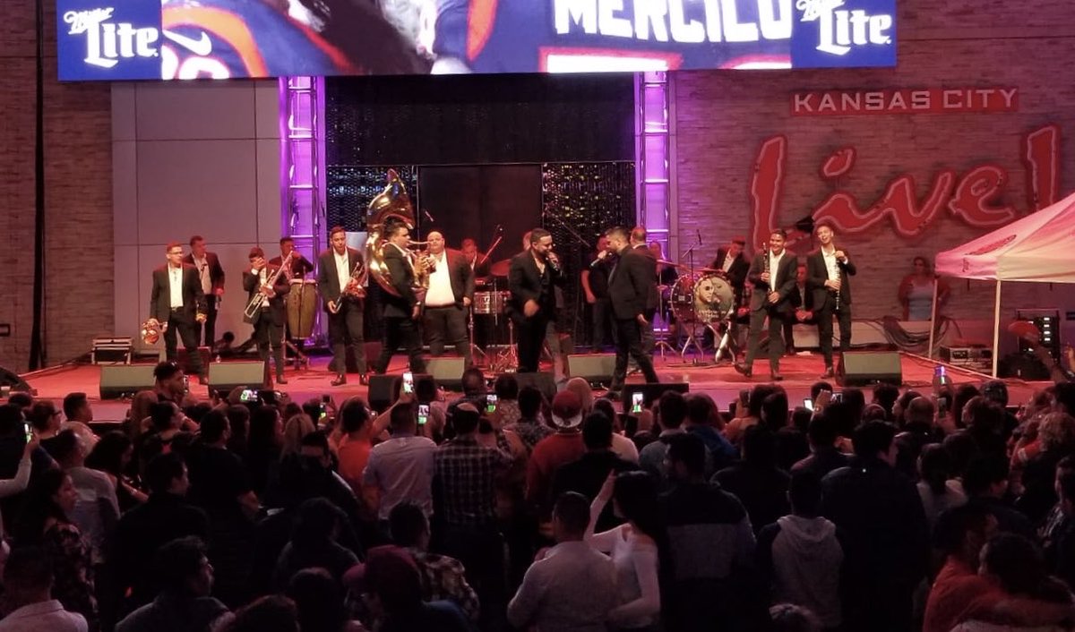 ApodacaBooking's tweet photo. Se puso excelente La Fiesta en @KansasCityLive con @LorenzoMendezz y La Original Banda Limon ...
#ApodacaBooking https://t.co/5lv1qoa6Vw