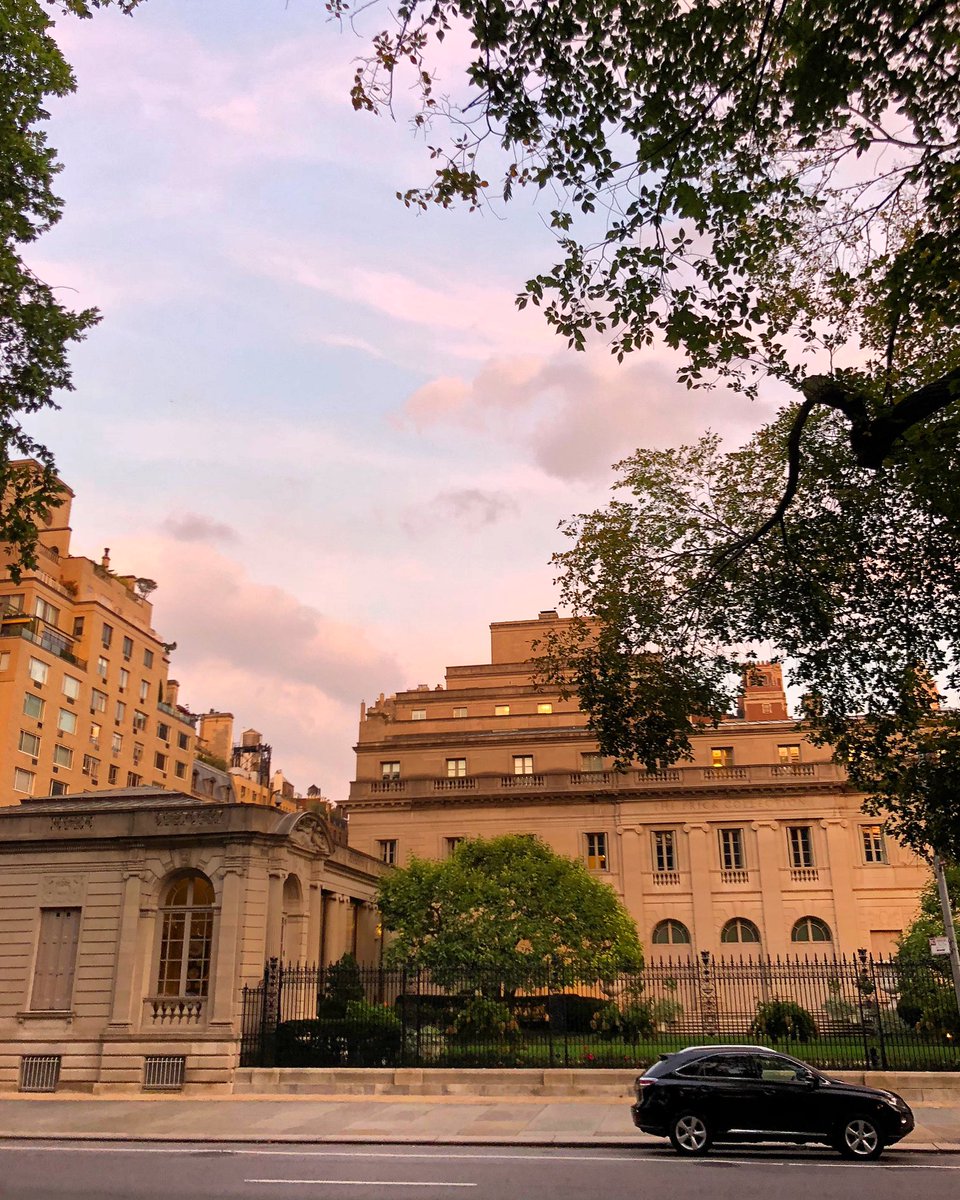 severinemanuel's tweet photo. If you like both classical art &amp; architecture check out the Frick Collection on Wed from 2-6pm when it’s pay whatever you wish or on the first Fri of every month when it’s free from 6-9pm #sunset #frickcollection #museum #architecture #newyork #NYC #severinemanuel #5thavenue #NY https://t.co/Gid7pwxiCd