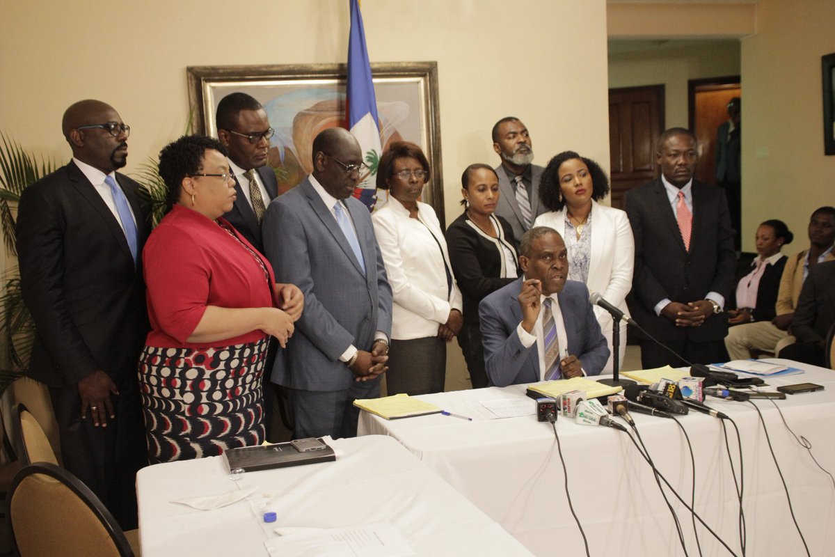 MCHaiti's tweet photo. Point de presse du PM @jeanhenryceant ce 8/10 accompagné de plusieurs membres du GVT pour rappeler aux institutions nationales &amp; internationales que le leadership de la gestion de l’aide sera assuré par la @Pwoteksyonsivil et le Service de Gestion des Risques et Désastres #Seisme https://t.co/3QYY2Kyk8p
