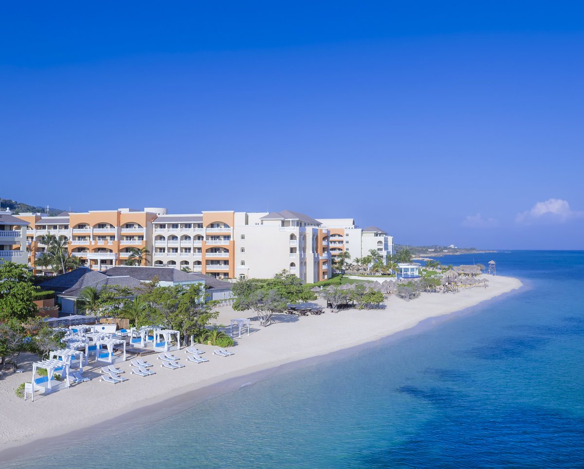 IberostarClub's tweet photo. A #Jamaican view or just a mirage of paradise? You decide! ⭐🇯🇲 https://t.co/IGIubwCcIH