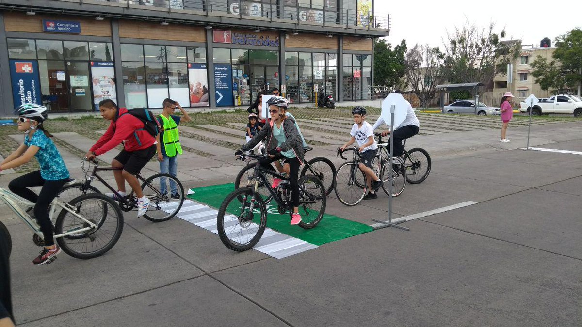 MovilidadZap's tweet photo. ¡Ayer iniciamos la Biciescuela en Zapopan! En colaboración con @pazvialgdl y la @VRecreactivaZap, impulsamos la bici como un modo de transporte seguro. Te esperamos los domingos de 10:00 a 12:00 en Av. Beethoven, a unos metros de Parque Metropolitano. https://t.co/9HawWhVF3D