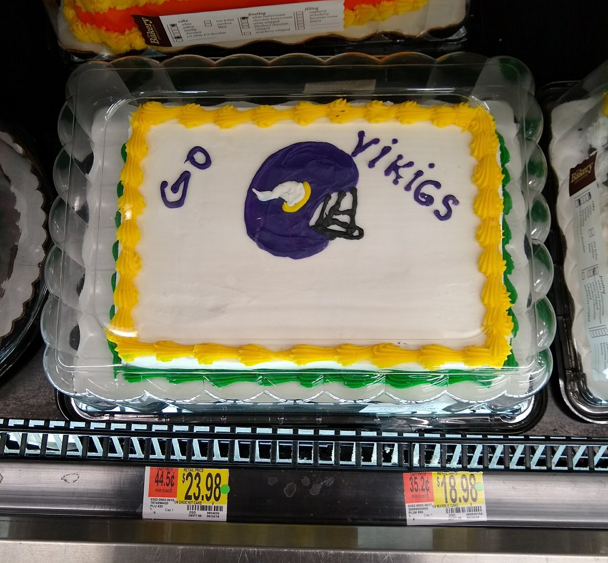 PeterWelle's tweet photo. I guess it was nice of @Walmart to let a random 8 year old decorate a cake, but seriously? #spelling #skol #vikigs https://t.co/GRskPrVJ67