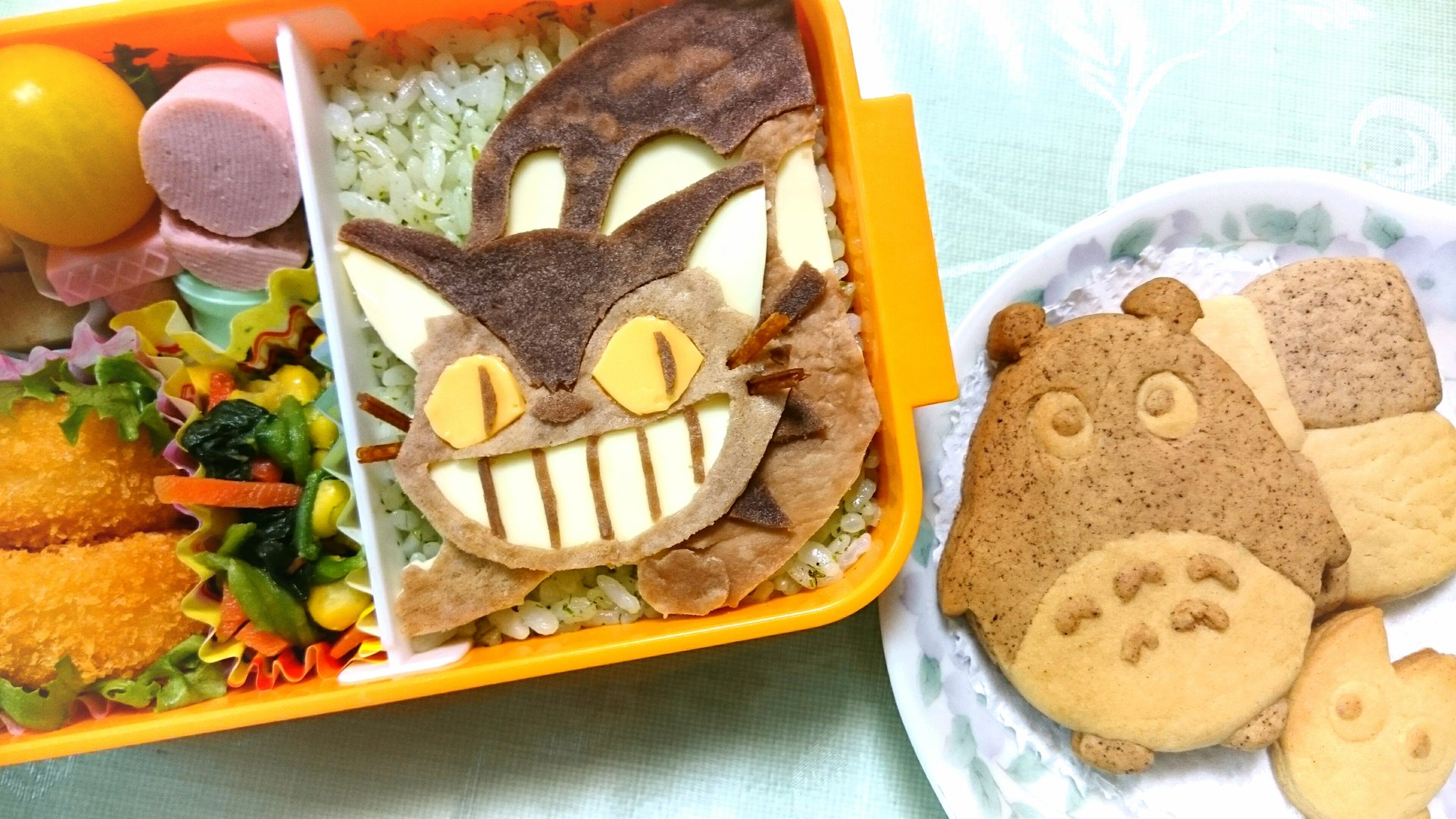 しいこ 今日のお弁当は ねこバスです 昨日焼いたトトロクッキーもおやつにどうぞ となりのトトロ ねこバス トトロ キャラ弁 T Co 85hyezypiq Twitter