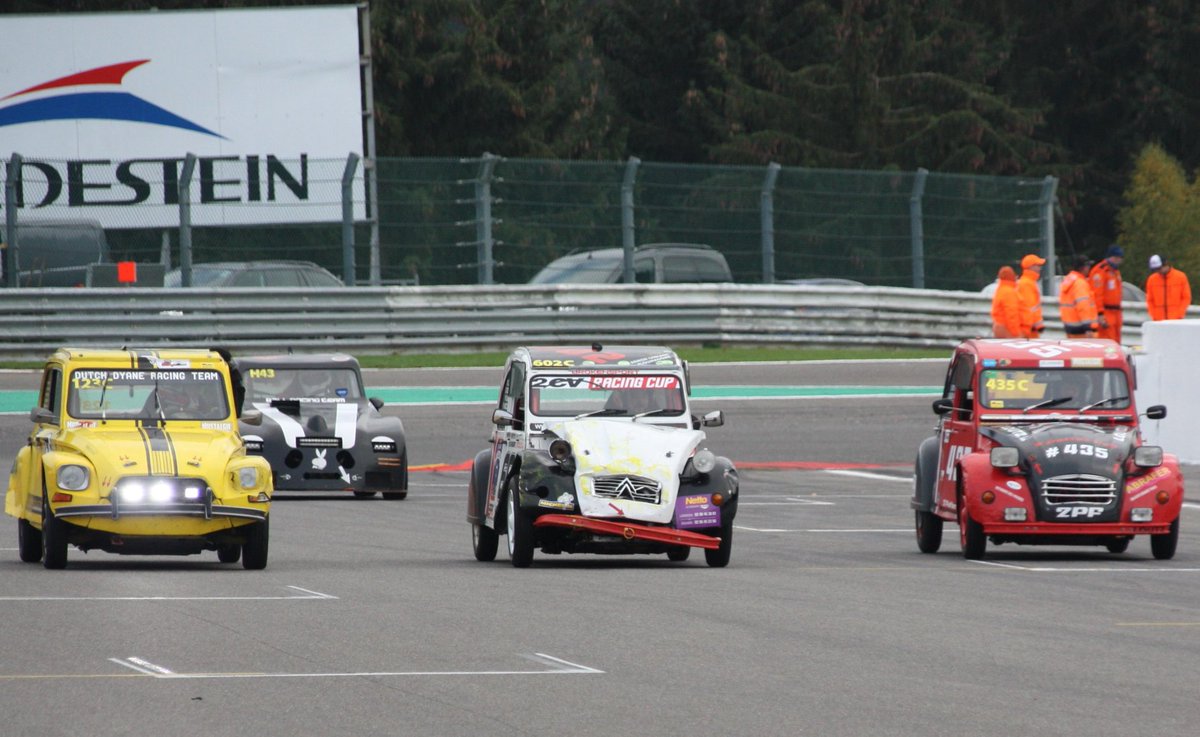 Passing the finish line together after a very tough race....
#2cv #24h #Spa <a href="/circuitspa/">Spa-Francorchamps</a> #2cvRacing
