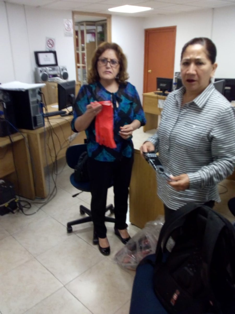 Los secretarios Jorge Cruz y Rosa Martha Sánchez revisando los uniformes, compromiso que desde hace años se ha incumplido y gracias al trabajo del Comité, ya hay resultados.