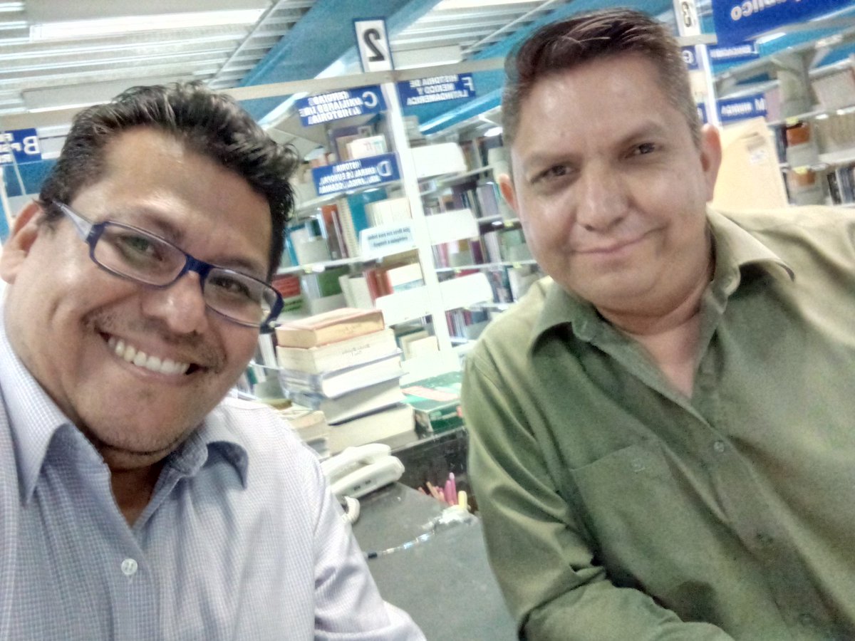 Con mi amigo Román Bonet, visitando la biblioteca del plantel Tláhuac IEMS. <a href="/SITIEMSCOMUNICA/">SITIEMS</a>