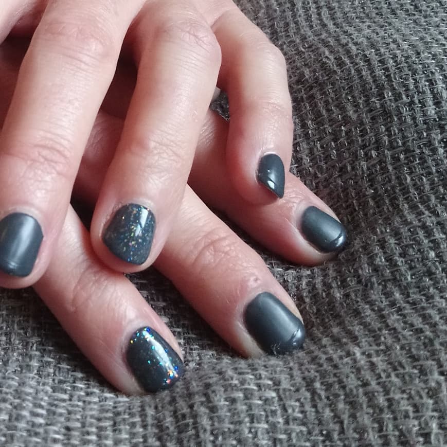 PhoenixHalstead's tweet photo. A little something different I did the other day, playing with the different top coats
CND Shellac 'Asphalt' finished with a Matte top coat, Ring fingers with the Glitter top coat then a French tip finish with the high gloss top coat
#cndshellac
#phoenixbeautymobiletherapist https://t.co/y9vh6O9kho