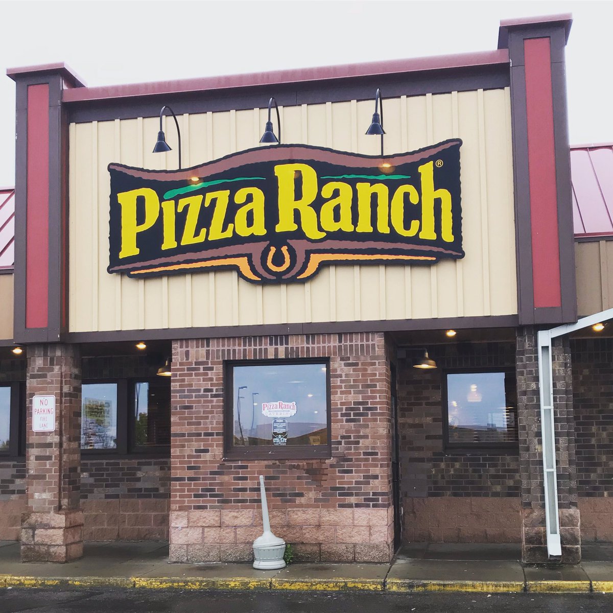 EVWDECA's tweet image. WE’RE HERE!!! Hope to see you here and enjoy some pizza with us!🍕 We’ll be here from 5-8