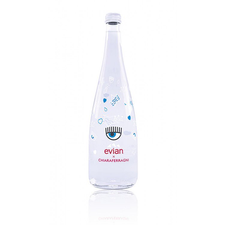 Marzia_M's tweet photo. Poiché come dice Giggino siamo fatti al 90% di acqua, la #Ferragni ha pensato bene di porre il suo nome sull’#Evian. L’acqua infatti non sa di niente, come lei. Per il restante 10% è fatta di selfie. 

p.s. sì sono invidiosa. 
Se la #Guizza volesse, sono disponibile 😉 https://t.co/DVBxiLDhb9