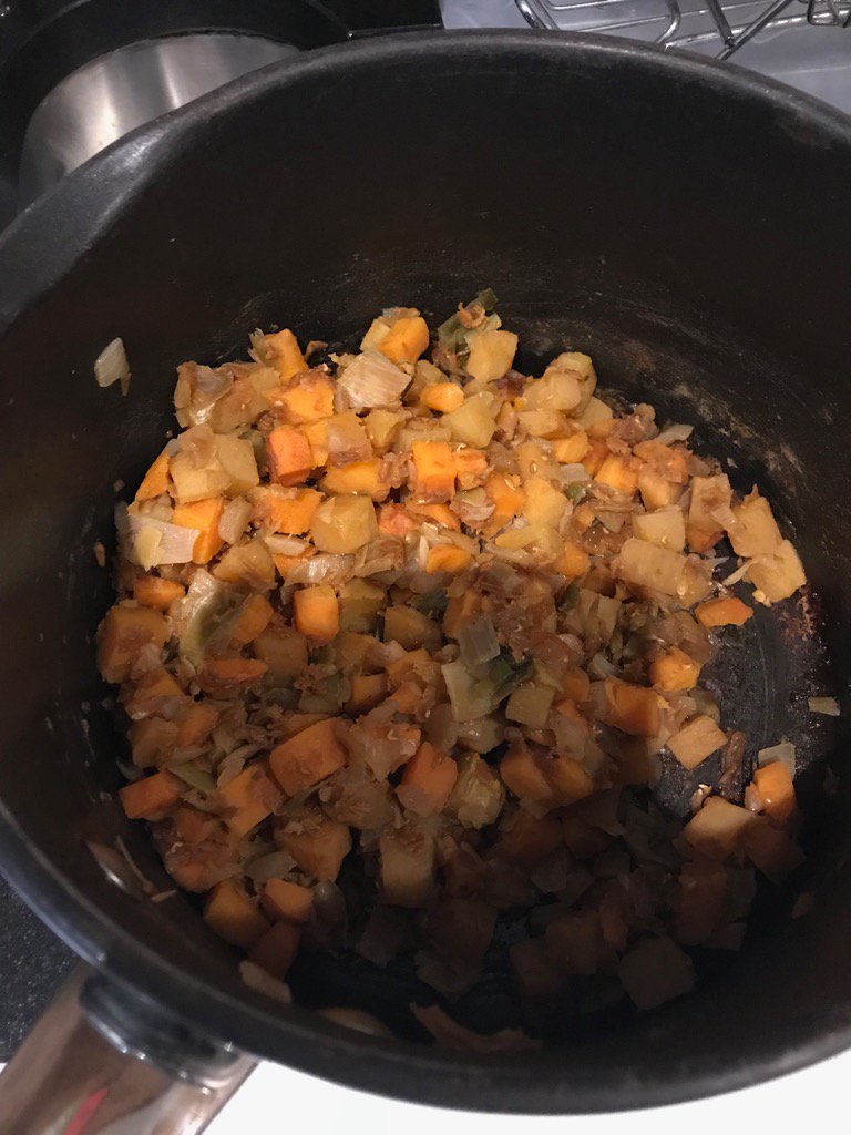 kayeadams's tweet photo. @nadiasawalha this is why I use a soup kettle #checkingemails #disasterchef https://t.co/8hbfq6WP40