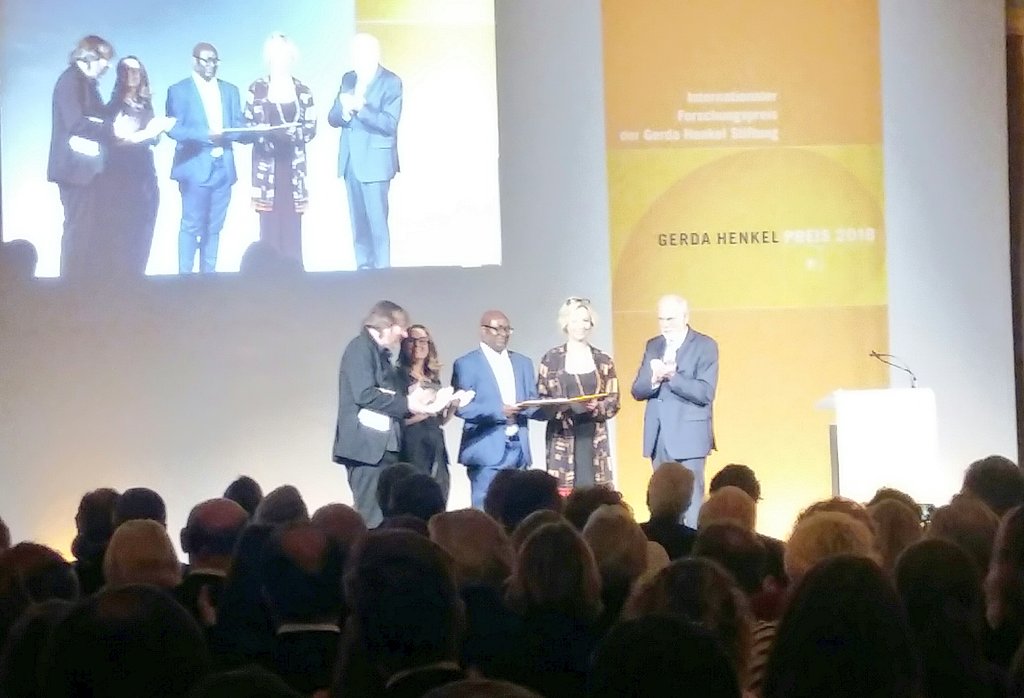 PortalLISA's tweet photo. Prof. Achille Mbembe erhält den Gerda Henkel Preis 2018. In seiner Rede spricht er unter anderem über Wiedergutmachung und die Rückgabe von Objekten im 21. Jahrhundert. #africanobjects #restitution #gerdahenkelpreis #gerdahenkelstiftung #achillembembe #mbembe https://t.co/rGezI3alKv
