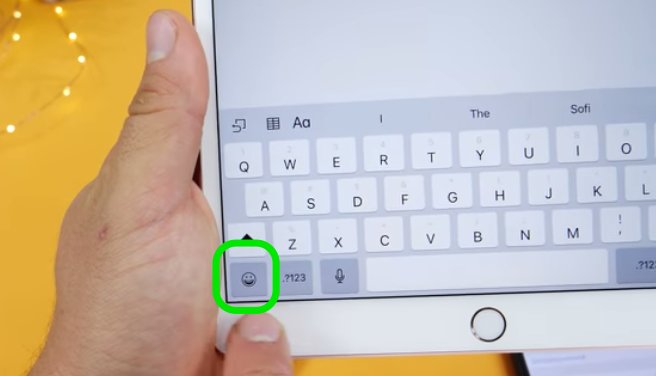 Vintuitive's tweet image. Really annoying rearrangement of the emoji key on the iPad keyboard has been fixed in the latest version of iOS12.  youtu.be/s-Kq2vq3cBo?t=…  #iOS1201 #ipad  #emoji😀
