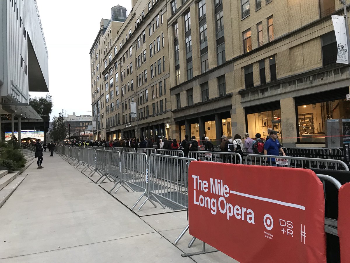 TOMOKOamsterdam's tweet photo. Getting in #themilelongopera #davidlang #highline https://t.co/rxOAHHSupi