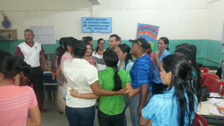 redsucre14's tweet photo. Formándonos para nuestros jovenes y adolescentes. Docentes del @LiceoCantarrana #Sucre activos y motivados para este año escolar 2018 – 2019 @karsanc @prensazees @BerlianaMarquez @mppeducacion @RosangelaOrozco @GipsyGastello @MPPEDUCACION https://t.co/ilCNbnL7bA