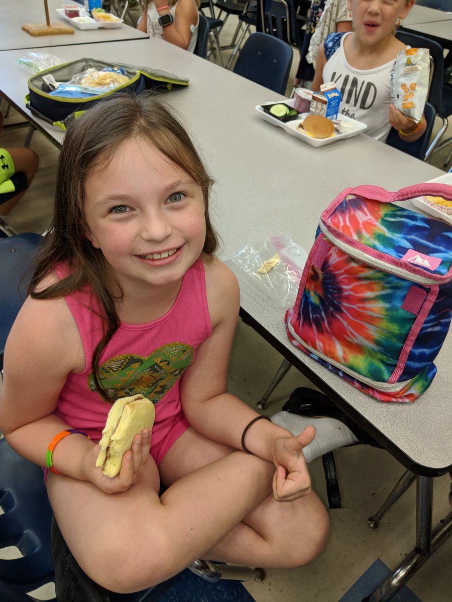 jenmagee1's tweet photo. Happy Mindset Monday!! Mastering a math problem, reflecting on writing &amp; recorders over lunch, fun with family, or sidewalk chalk on a sunny day! ...What makes YOU happy @SharonElemS ??😀#sharonstrong 
@7Mindsets
 #Acountable #whatmakesmehappy https://t.co/TAjhLi0Y5S