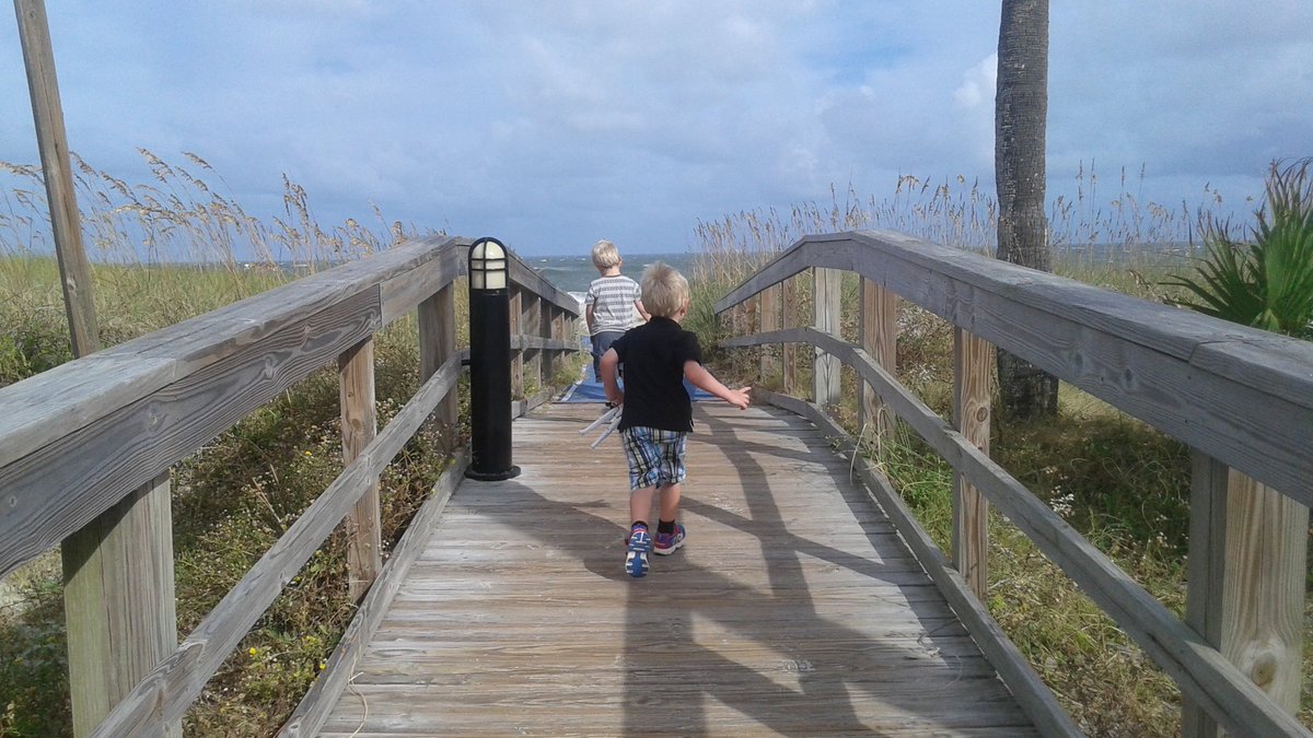 augiebuttinelli's tweet photo. #childhood #thebeach #dadslife https://t.co/MsC99fLFSS