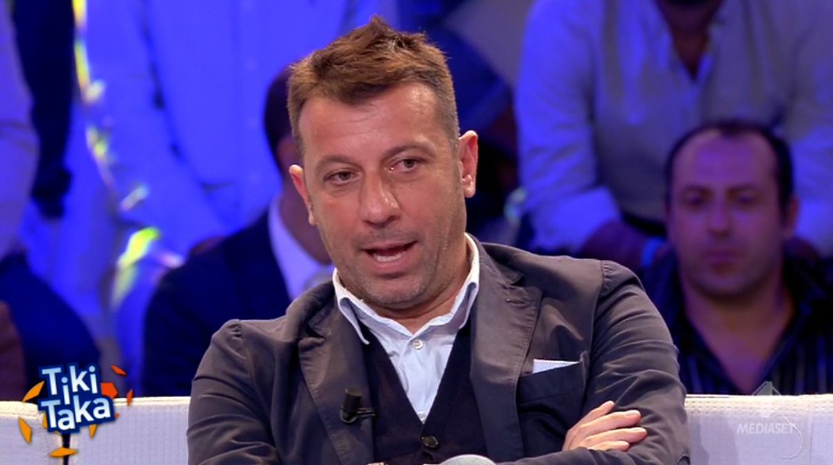 TikiMediaset's tweet photo. #DerbyDellaMadonnina, il parere di #RobertoDAversa: "Arriva meglio l'Inter, ma pronostici sono impossibili da fare. Sia Higuain sia Icardi sono determinanti, ma dovranno avere alle spalle una squadra al top" #TikiTaka https://t.co/LkAMVlfQkj