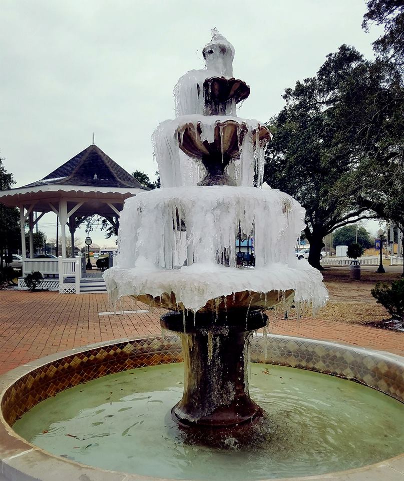 KellyAndKing's tweet photo. @LeagueCityTX I have raised my children, bought a home, planted roots (actual trees), started a business, found a church home, and was served hot dogs by our Mayor, Pat Hallisey &amp; Councilman Hank Duggie- Doesn't get better than that! #LCLove @KellyAndKing #LeaguePark #SnowDay2018 #LeagueCity https://t.co/wylKxamBkC