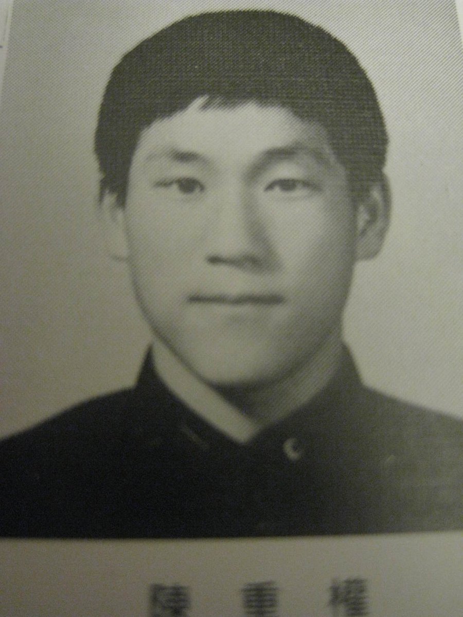 monkeyhunt82's tweet photo. @100HyeRyun 진중권도 압수수색 구속수사 해야할 놈입니다. 놈은 고등학교도 못다녀 졸업 사진을 위조해 온라인에 올린 해커입니다. 책팔아먹기 위해 서울대 나왔다 일본 여자와 결혼했다 자신을 거짓 포장한 사기꾼입니다. 온라인이 생겨 사람 속이기 쉬워져 발생한 사기범, 사람들 스토킹 해킹하는 흉악범입니다 https://t.co/kqjZqiJypG