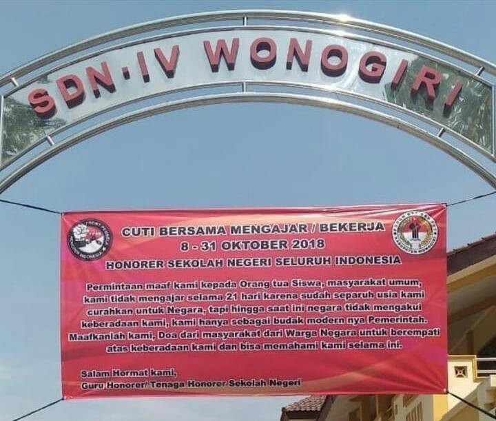Ya gimana ya.. bukannya pamrih atau mata duitan. Gue yakin guru2 ikhlas  dalam mengajar. Tapinamanya idup ya kan? Butuh sandang pangan papan.

Tapi mungkin guru2 perlu semangat wirausaha, biar ga bergantung banget sama honor yang tidak seberapa
