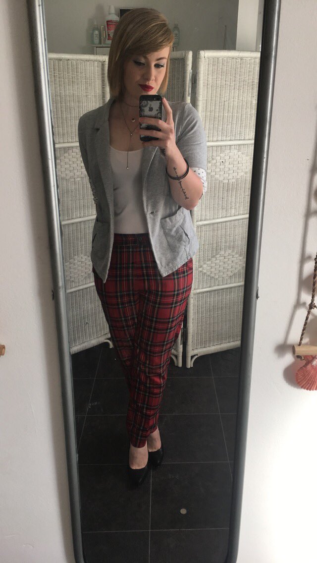 Jenniim94's tweet photo. Saturday night, ufc fight night, #SaturdayNight #UFC #fightnight #dresslikeaboss #tartan #blazer #tattooed #pierced https://t.co/2MQy8D27O1