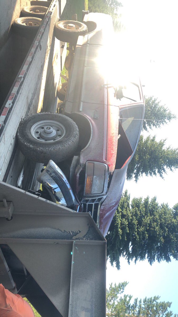 Rileywranosky's tweet image. I needed an oil change anyway 🤭 #prayforruby #jesustakethewheel #fuckthatbarn #fucktheroads