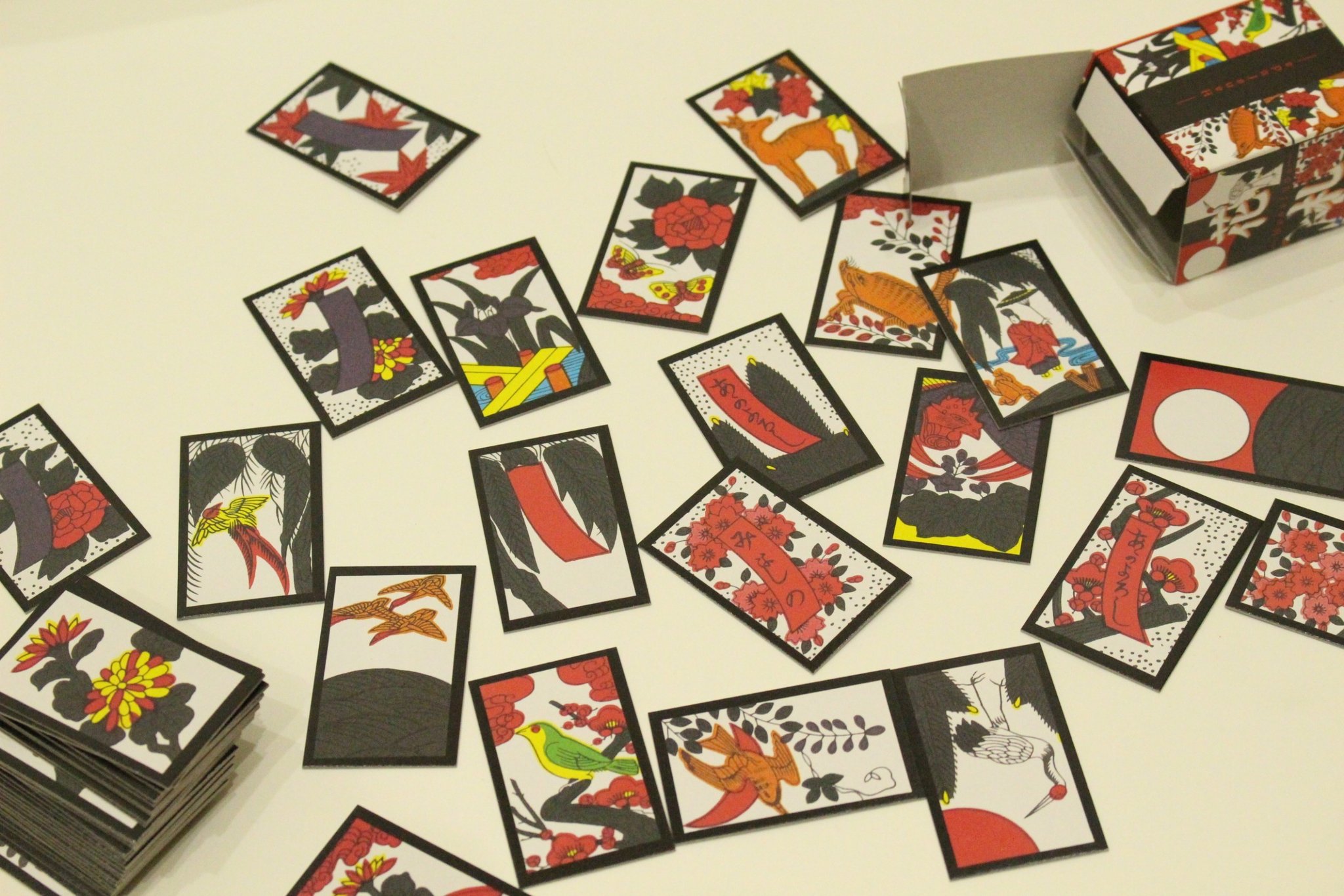 株式会社元林 100円で始められる 花札 手軽に始められる花札が100円ショップで発売中 他にもオセロや将棋もございます 100円グッズを使ってみなさんで楽しい時間をお過ごしください 100円ショップ 100均 元林 T Co