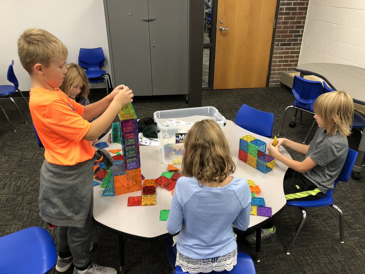 HESlittleVikes's tweet image. Engineers in the making! #makerspacefun #lincolnproud #owatonnaproud