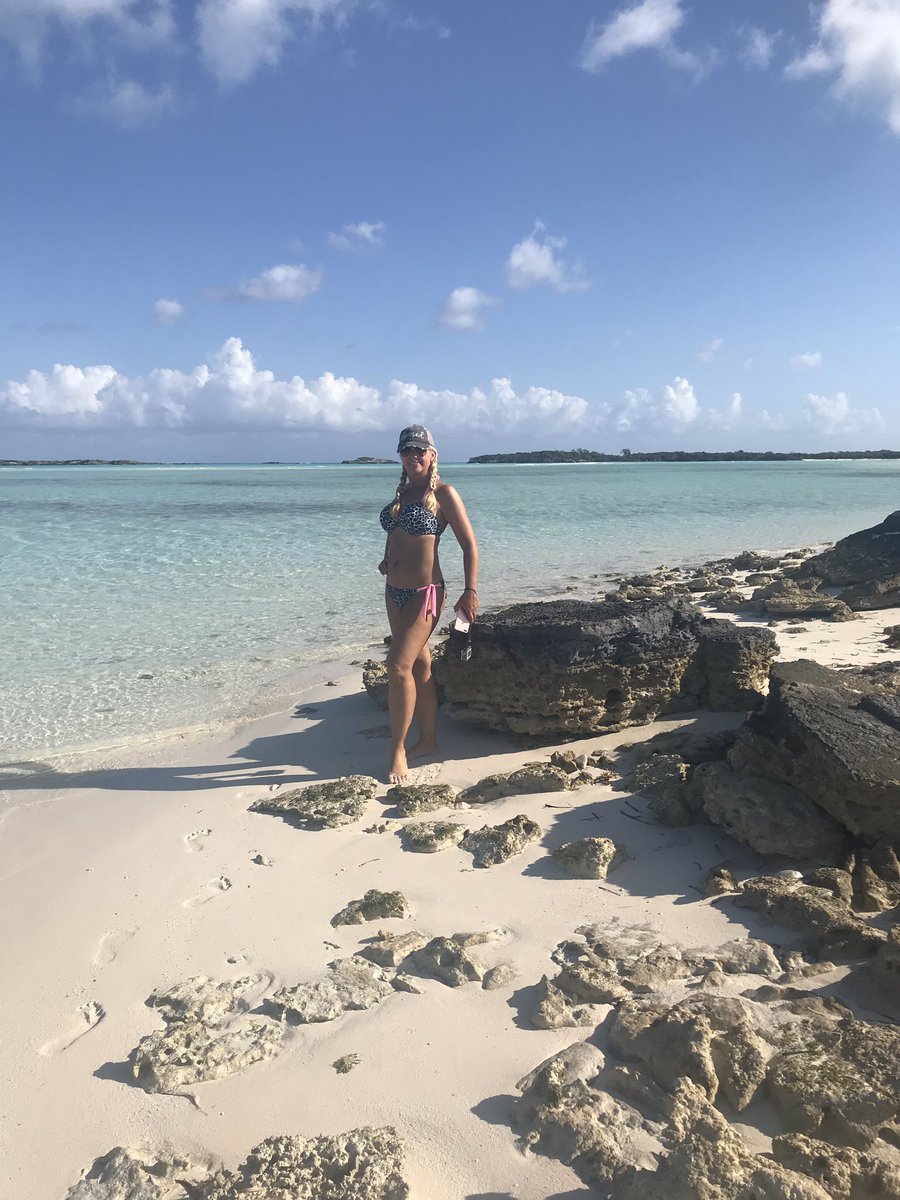 mendy_b68's tweet photo. Man O War Cay! Low tide..sandbars for days! ☀️🦀🦈🌊🐠 #exuma #Bahamas #ManOWarCay @TheExumaDream @GIVBahamasInc @BTC242 @ArtExuma @ParadiseExuma @MyExumas @CanuckPalms https://t.co/8b9OdlI9uL