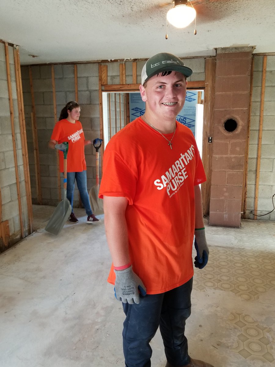 JennThompsonNC's tweet photo. Such a blessing to get to serve today with Samaritan's Purse in New Bern, NC. If you have time or willing to donate money, I suggest you partner with them too!! We can't wait to go back Saturday. https://t.co/DZC5MIjrnp